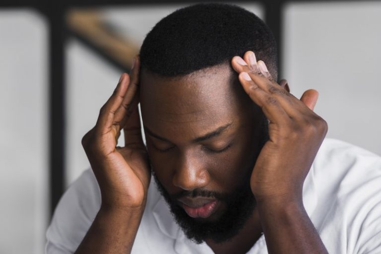 un homme stressé