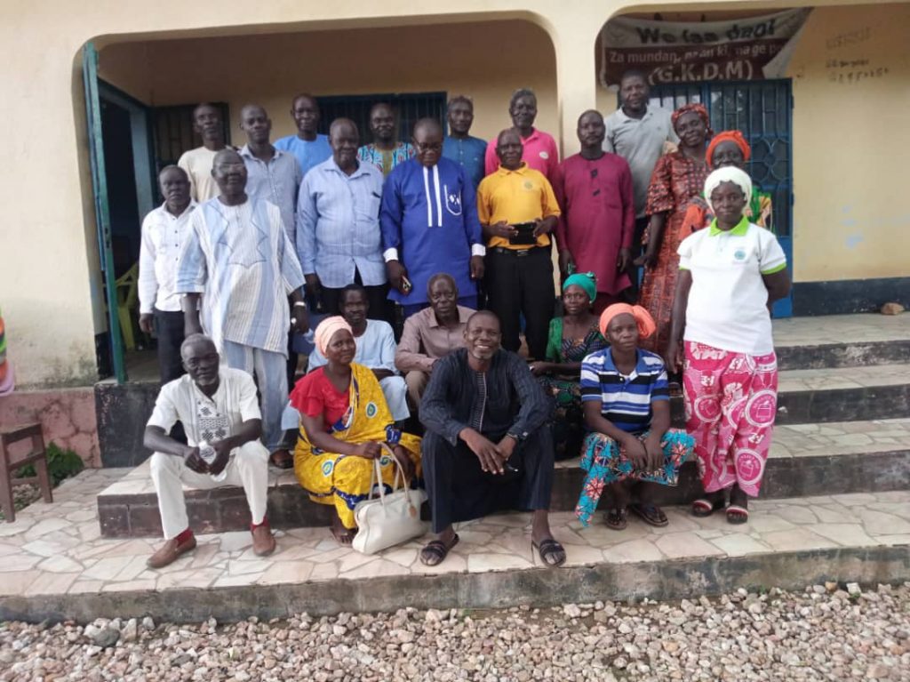 photo Formation des lecteurs pour la révision de la Bible Moundang