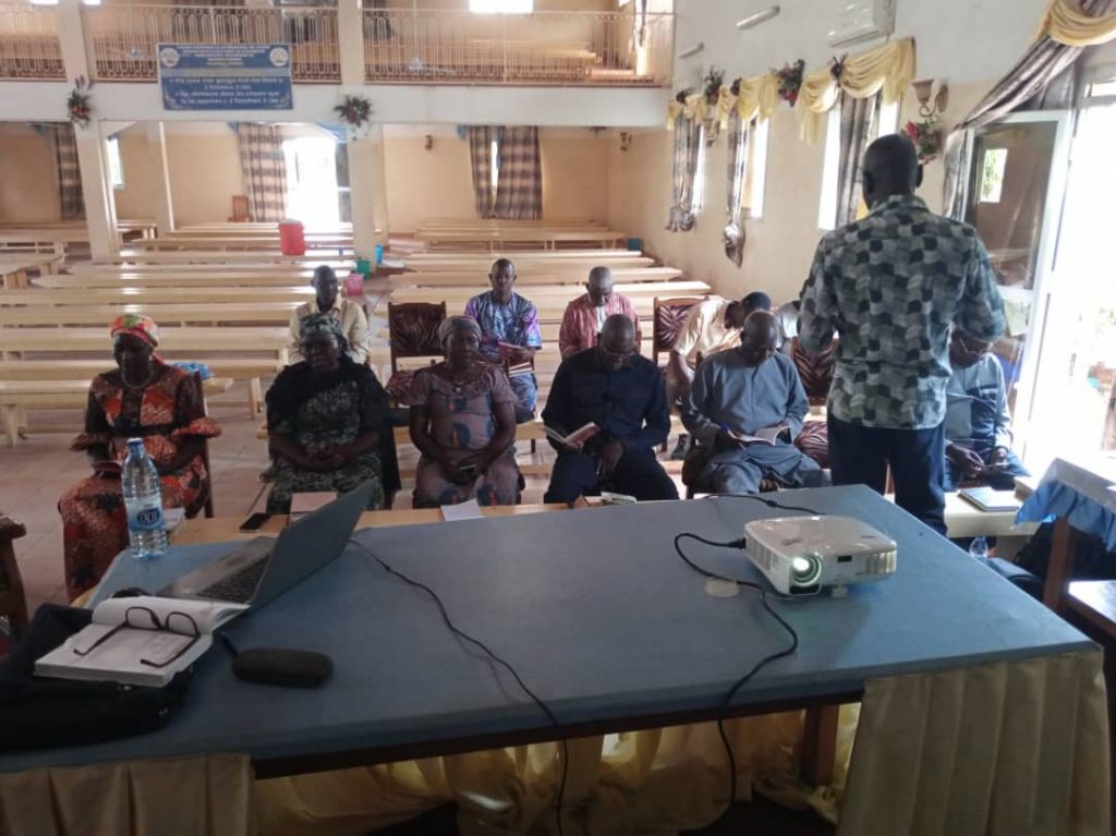 photo Formation des lecteurs pour la révision de la Bible Moundang