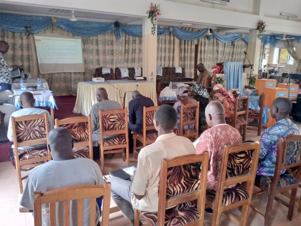 photo Formation des lecteurs pour la révision de la Bible Moundang