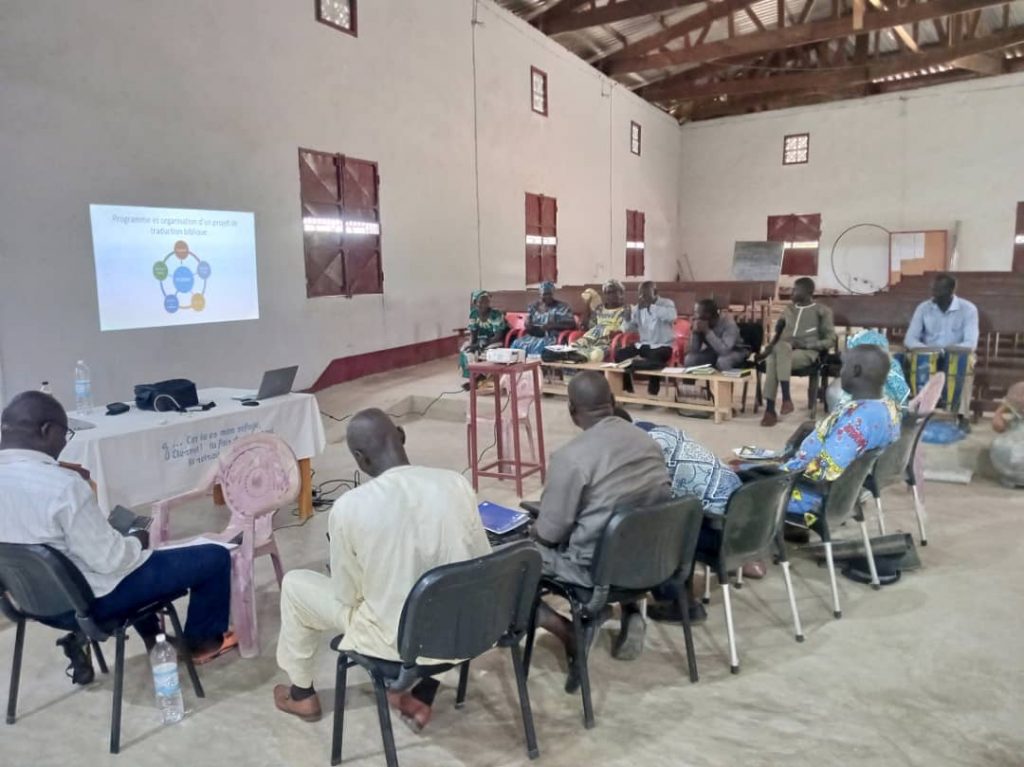 photo Formation des lecteurs pour la révision de la Bible Moundang